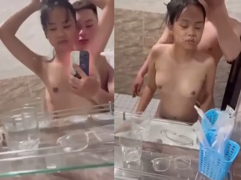 Nhỏ nhắn em cùng anh bồ nắc trước gương quay kỉ niệm